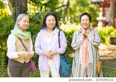 Senior women who enjoy sightseeing Senior women who enjoy sightseeing 107836516