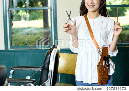 有剪刀的造型師婦女在美容院 有剪刀的造型師婦女在美容院 107838670