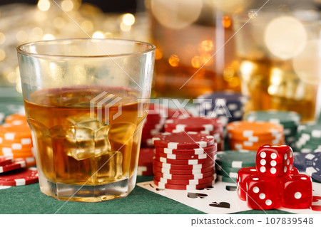 Cards, playing chips and alcohol in glass 107839548