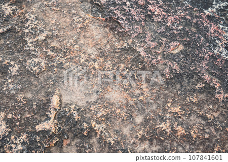 崎嶇的岩石表面 107841601