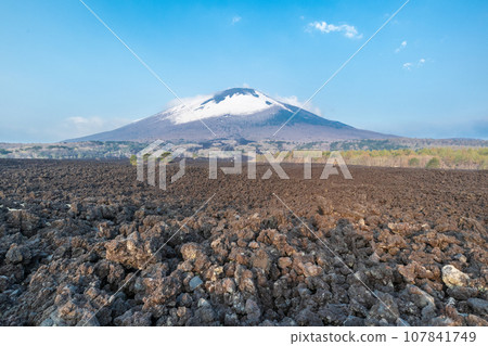 岩手縣各地分佈著冰冷、凝固的黑色岩石的八幡平八幡尻熔岩流 岩手縣各地分佈著冰冷、凝固的黑色岩石的八幡平八幡尻熔岩流 107841749