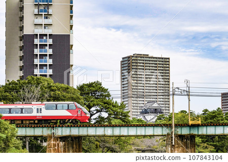 Running train and Okazaki Castle (Aichi Prefecture) Running train and Okazaki Castle (Aichi Prefecture) 107843104