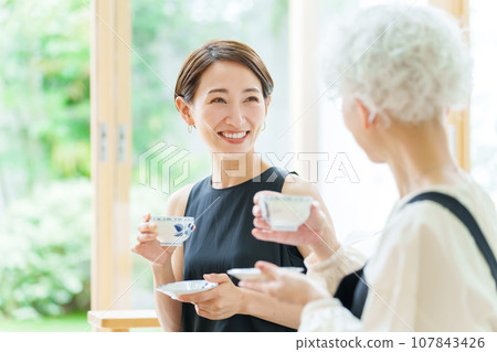 家長和孩子在客廳喝茶 107843426