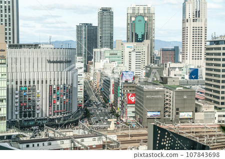 [大阪府]大阪車站前的城市景觀 107843698