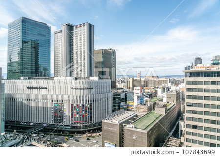 [大阪府]大阪車站前的城市景觀 107843699
