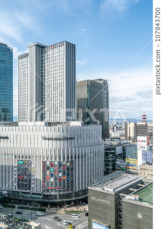 [大阪府]大阪車站前的城市景觀 107843700