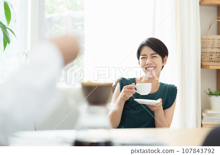 在客廳喝咖啡的女人 107843792