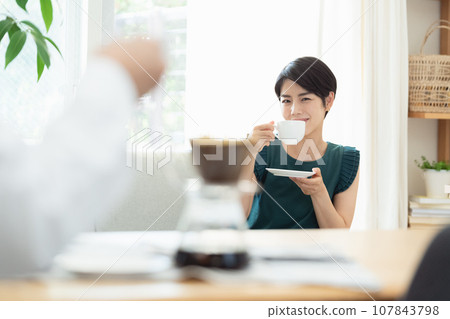 在客廳喝咖啡的女人 107843798