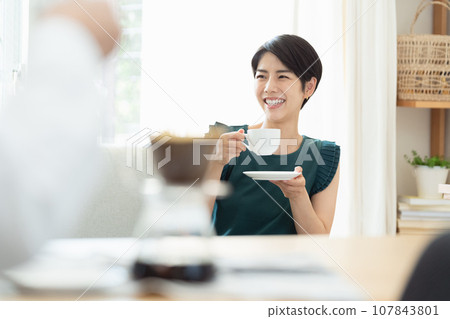 在客廳喝咖啡的女人 107843801