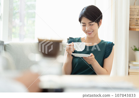 在客廳喝咖啡的女人 107843833