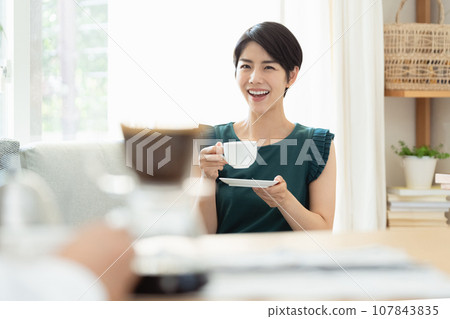 在客廳喝咖啡的女人 107843835