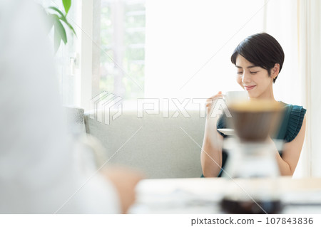 在客廳喝咖啡的女人 107843836