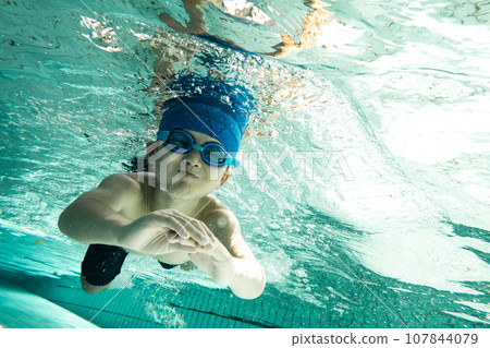 Elementary school students playing in the pool 107844079