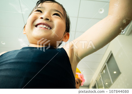 幼兒園的孩子們在泳池裡玩耍 107844080