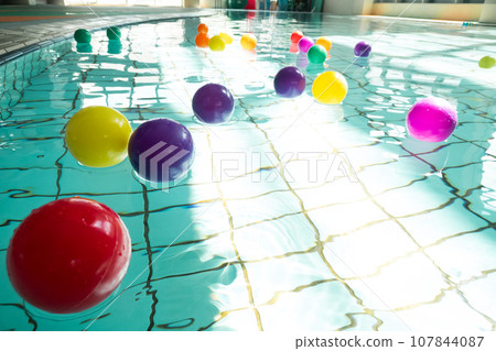 漂浮在池中的彩球 107844087