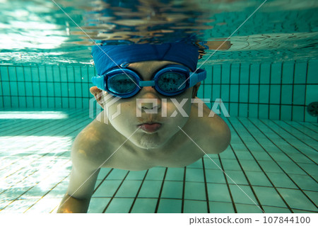小學生在游泳池裡游泳 107844100
