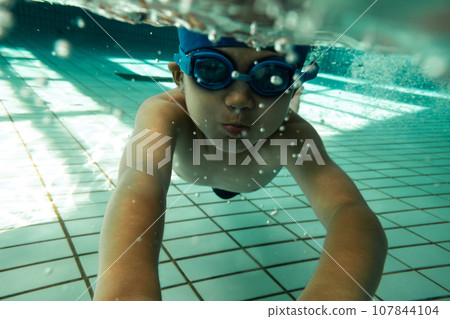 小學生在游泳池裡游泳 107844104