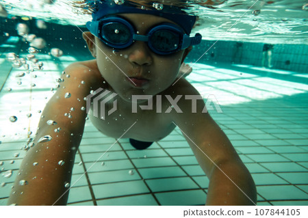 Elementary school students swimming in the pool 107844105