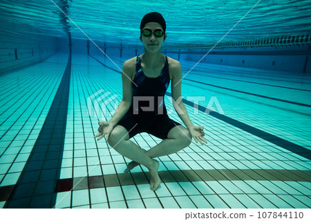 underwater yoga 107844110