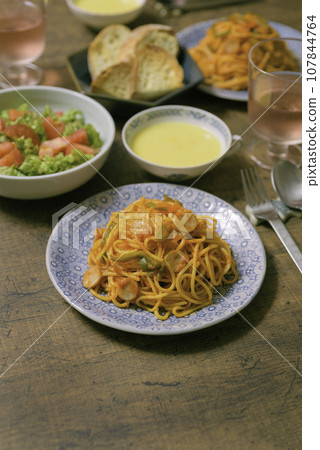 那不勒斯義大利麵 垂直 垂直位置 107844764