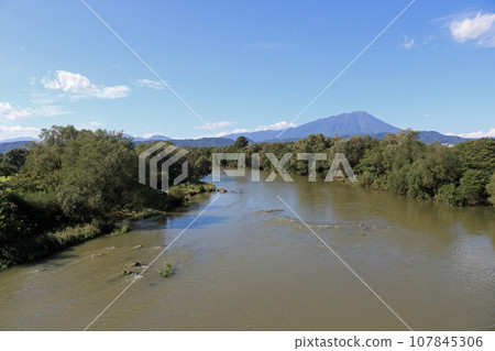 從盛岡市大田橋看到的岩手山 從盛岡市大田橋看到的岩手山 107845306