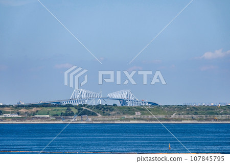 從羽田機場看到的東京門大橋 從羽田機場看到的東京門大橋 107845795