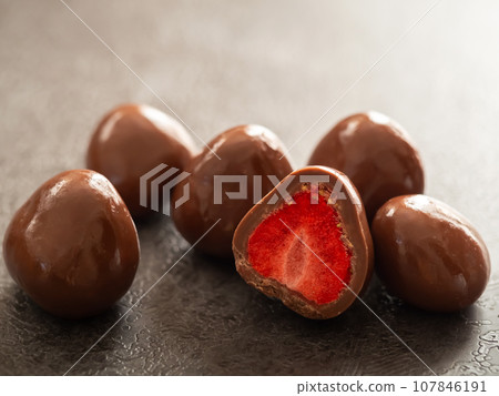 Chocolate covered strawberries 107846191