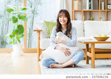 年輕女子在客廳放鬆 107846226