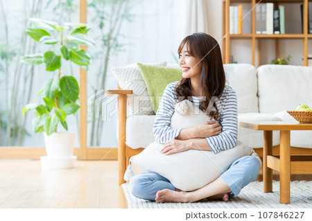 年輕女子在客廳放鬆 107846227