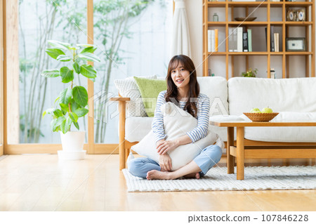Young woman relaxing in the living room 107846228