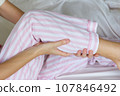 女人睡覺時抽筋，把手放在小腿上 107846492