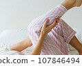 女人睡覺時腿抽筋 107846494