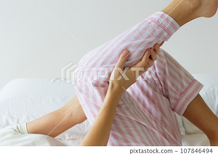 女人睡覺時腿抽筋 女人睡覺時腿抽筋 107846494