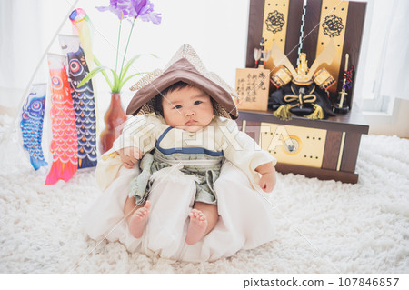 一個男孩慶祝賽季結束 107846857