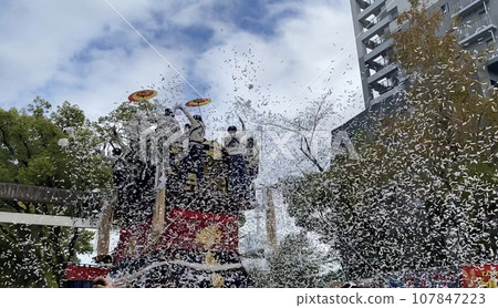 Confetti dancing at Koromo Festival 107847223