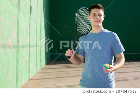 Portrait of caucasian man frontenis player in outdoor court 107847512