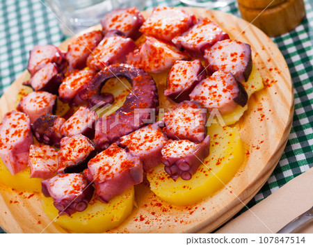 Pulpo a la gallega Pulpo a la gallega 107847514