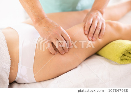 anti-cellulite massage close-up anti-cellulite massage close-up 107847988