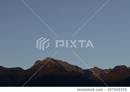 Mt. Kaikomagatake in the Southern Alps, Nagasaka Town, Hokuto, the top of which is dyed red by the morning sun 107848350