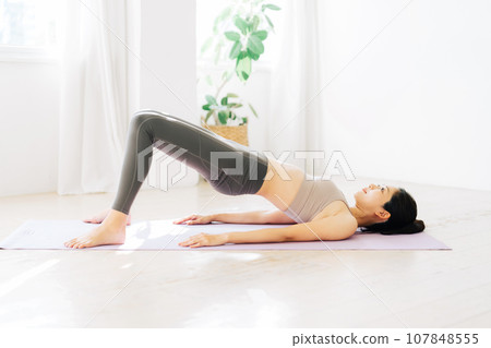 woman doing pilates 107848555