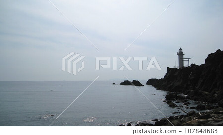 矗立在海角上的燈塔和平靜的日本海 矗立在海角上的燈塔和平靜的日本海 107848683