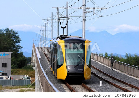 [Utsunomiya Light Rail] HU300 type (Utsunomiya Haga Light Rail Line: Tobiyama Castle Ruins tram stop) 107848986