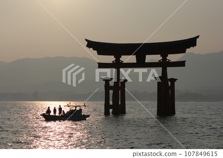 Torii that floats in the sea Torii that floats in the sea 107849615