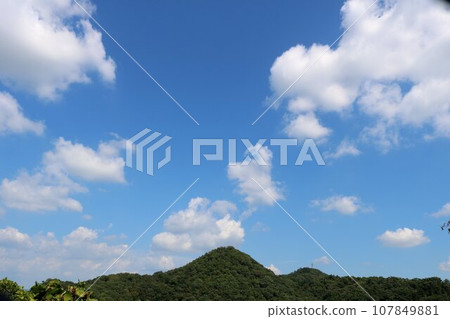 Calm scenery seen from the mountain road on an autumn day 107849881