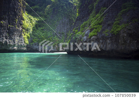 Thai traditional wooden longtail boat and beautiful sand Railay Beach in Krabi 107850039