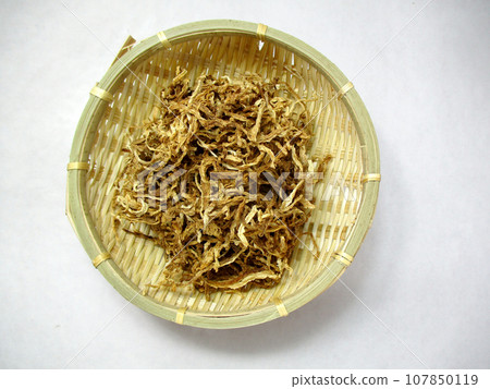 Discolored dried daikon radish 107850119