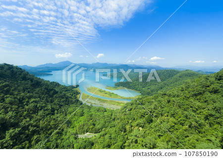 從台灣索道看到的日月潭和周圍的群山/台灣日月潭 107850190