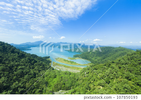 從台灣索道看到的日月潭和周圍的群山/台灣日月潭 107850193