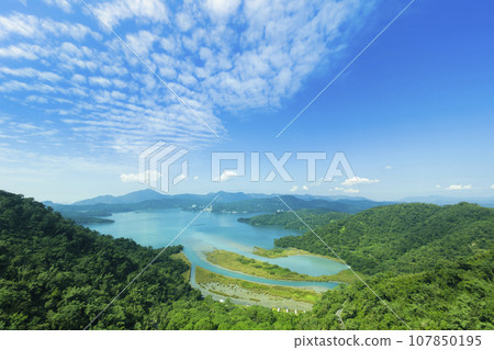 從台灣索道看到的日月潭和周圍的群山/台灣日月潭 107850195