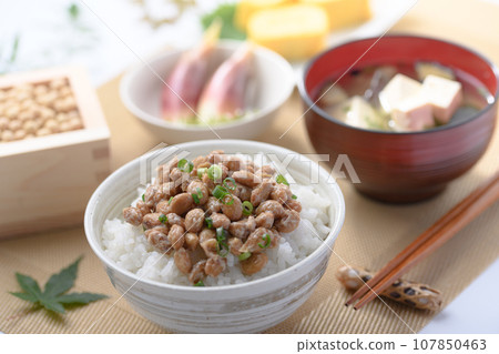 納豆 說到日本料理,納豆飯(日本早餐形象)是一道傳統的日本菜餚,採用營養豐富的大豆製成。 納豆 說到日本料理,納豆飯(日本早餐形象)是一道傳統的日本菜餚,採用營養豐富的大豆製成。 107850463